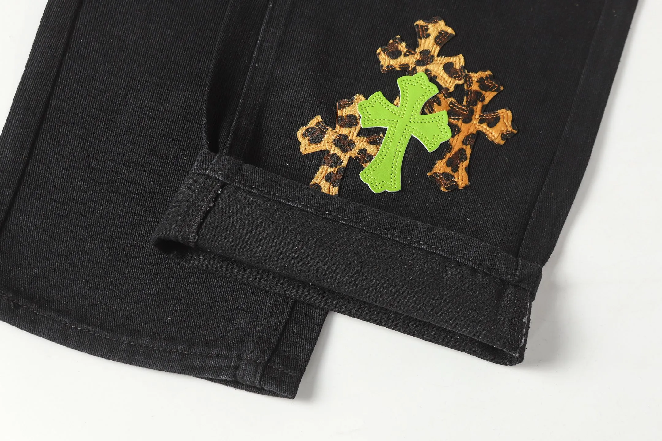 P270 Cross-border model, please do not place an order if you are pursuing quality - Chrome Hearts/Chrome Hearts Cross ✝️Leopard print embroidered washed jeans, trousers and casual pants - High weight, high density and high quality. The wool is soft, delicate and skin-friendly. It feels soft and silky. It has excellent warmth and skin-friendly properties - Custom-woven and dyed with no color difference. No matter the fabric or workmanship details, it beats the ordinary version on the market - Hardware zipper accessories are all customized, full of details -Colour: washed black -Size: 28 30 32 34 36